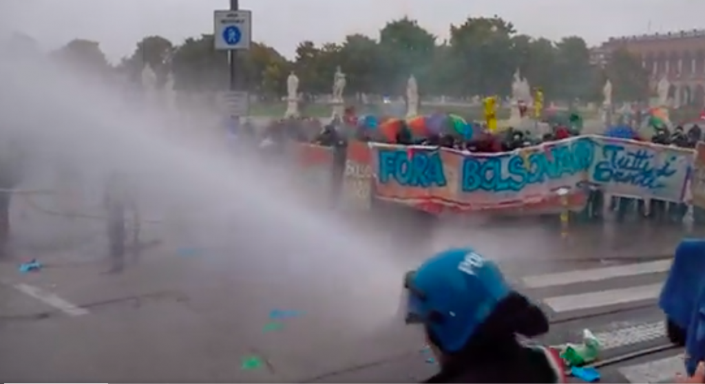 Polícia italiana usa jatos de água para dispersar manifestação contra Bolsonaro