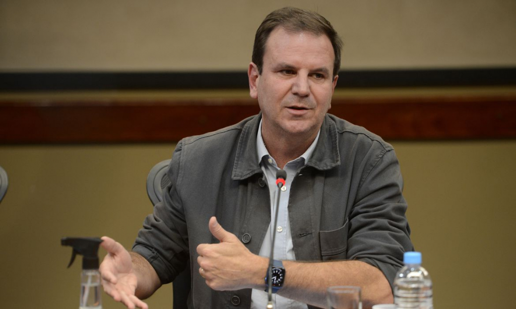 Eduardo Paes retoma trabalho na Prefeitura do Rio após crise renal