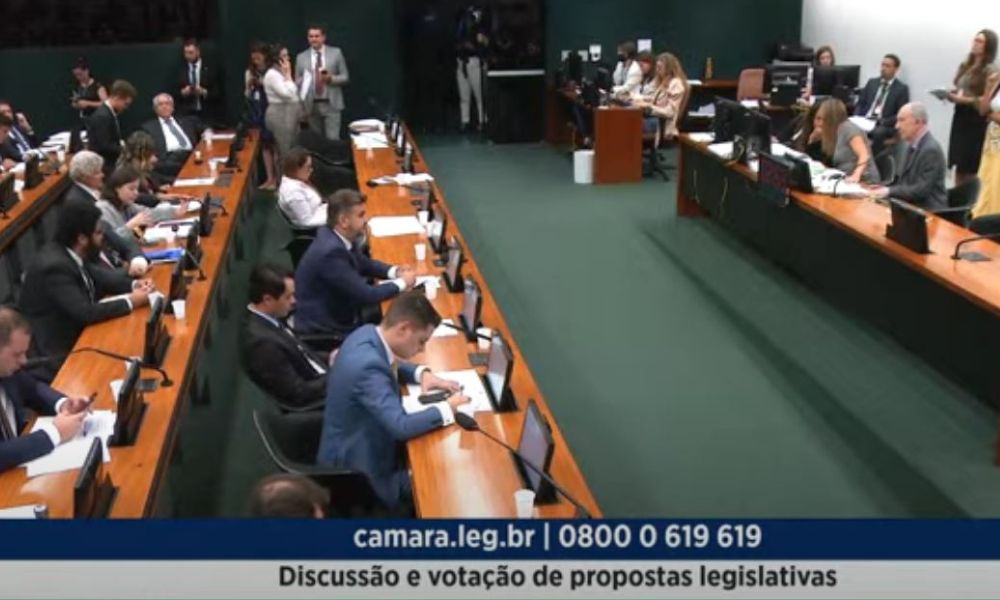 CCJ da Câmara aprova PEC que anistia partidos por prestação de conta irregular e descumprimento de cotas