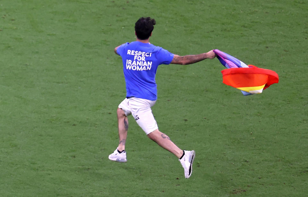 Manifestante invade gramado com bandeira LGBTQIA+ durante Portugal x Uruguai