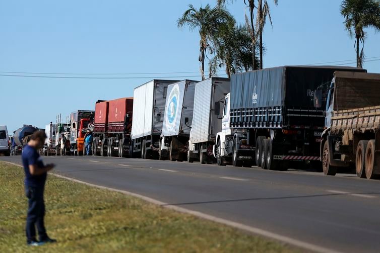 Contra alta de preços dos combustíveis, caminhoneiros convocam greve para 25 de julho