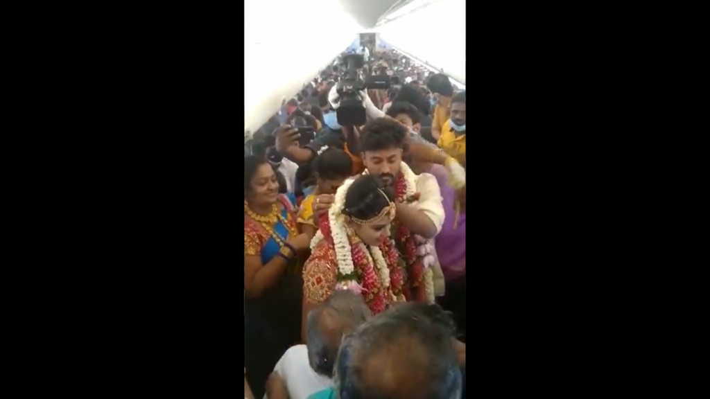 Indianos se casam em avião com 130 convidados para driblar restrições da Covid-19; veja vídeo