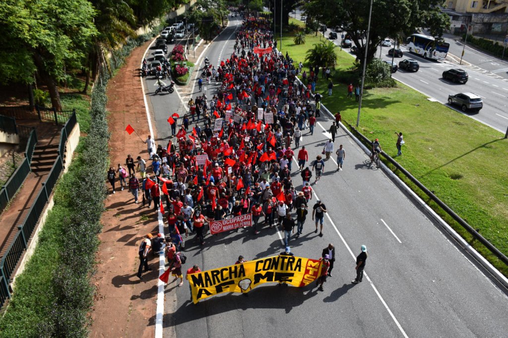 Manifestantes fazem passeata contra fome e ocupam vias de São Paulo