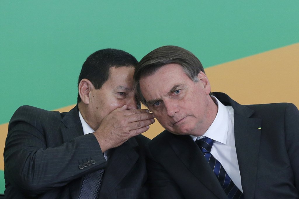 Mourão demite assessor que, em mensagens, defendeu impeachment de Bolsonaro 
