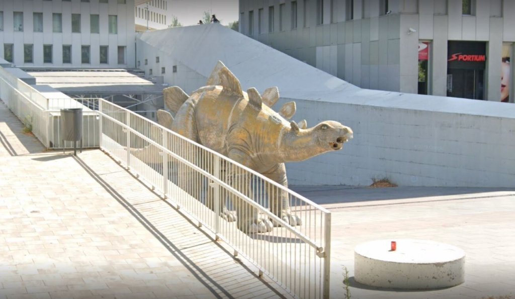 Homem morre após ficar preso dentro de estátua de dinossauro na Espanha