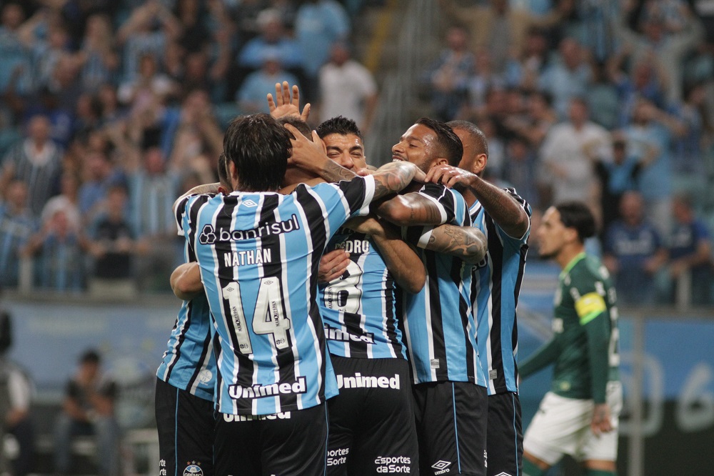 Palmeiras perde para o Grêmio e se complica na briga pelo título