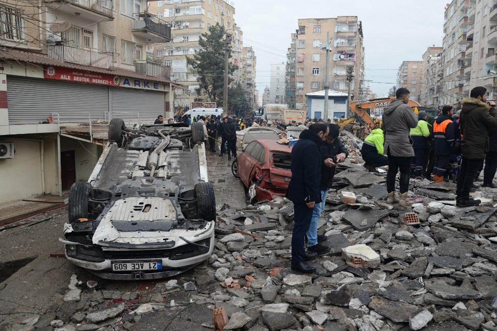 Mulher é resgatada com vida na Turquia após mais de sete dias presa em escombros