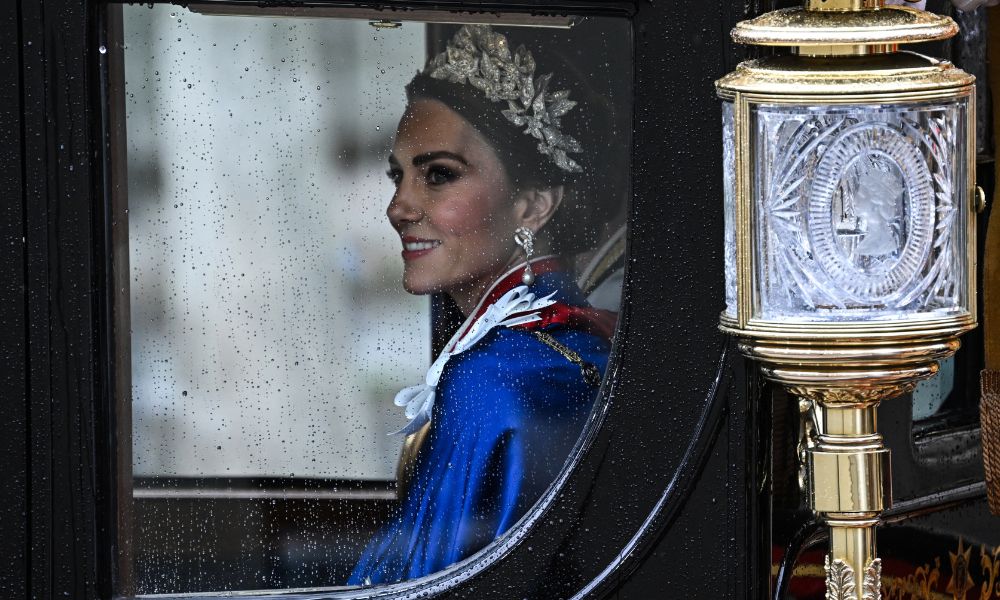 Kate Middleton homenageia Diana e combina tiara com a filha; veja os looks da coroação