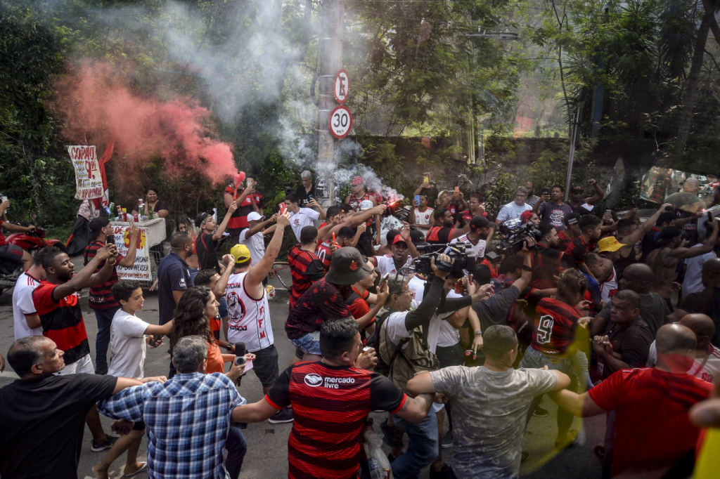Torcida do Flamengo faz festa antes de embarque do time para a final da Copa do Brasil