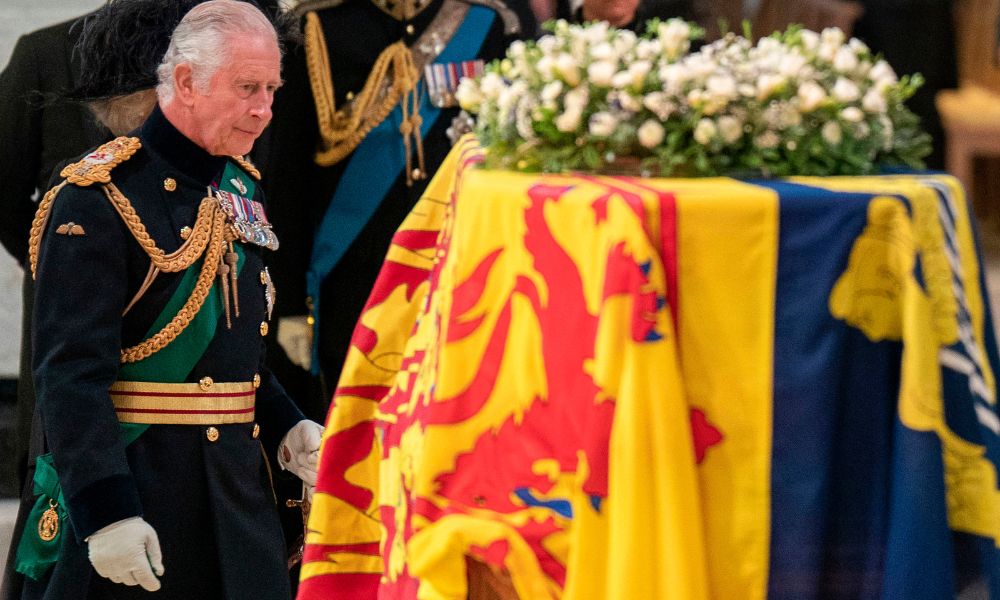 Charles III lidera procissão fúnebre de Elizabeth II em Edimburgo