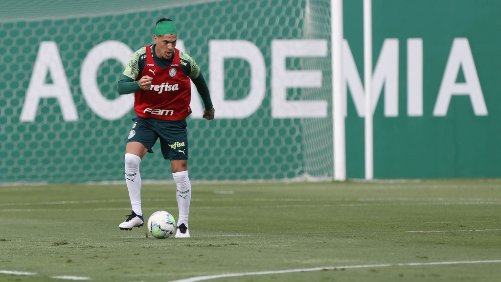 Recuperado de pancada na cabeça, Gustavo Gómez treina para duelo contra o Internacional