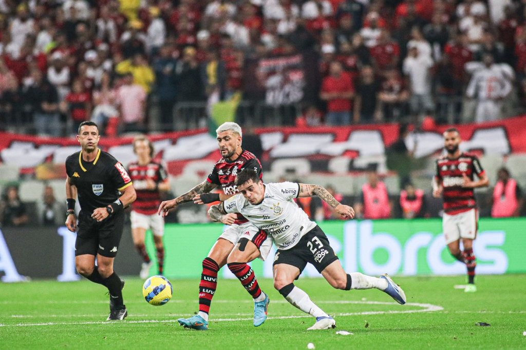 CBF divulga áudio da análise do VAR de polêmico lance em Corinthians x Flamengo; ouça