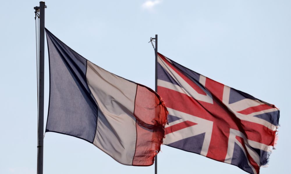França e Reino Unido assinam acordo para impedir migração pelo Canal da Mancha