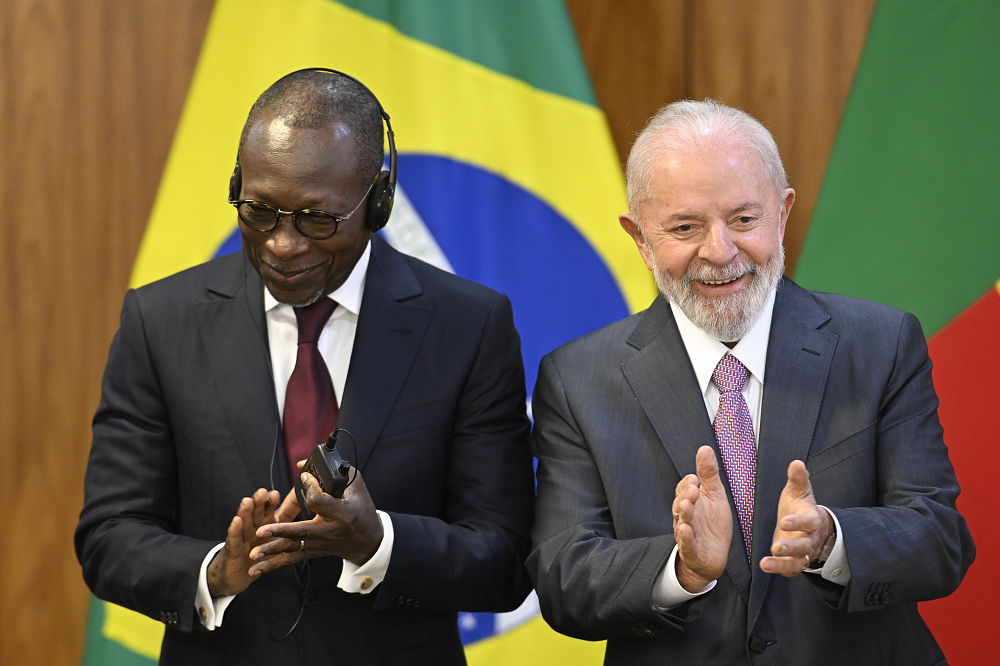 Lula critica cobrança de dívidas de países pobres ao lado do presidente do Benim