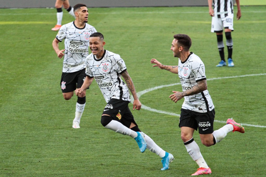 Renato Augusto marca na reestreia e Corinthians vence Ceará pelo Brasileirão
