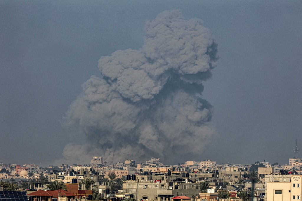 Ataques aéreos israelenses matam 28 palestinos em Rafah