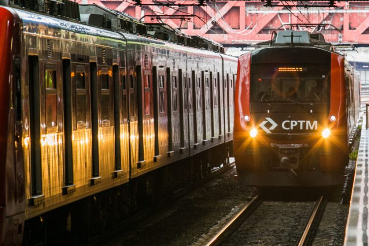 Passageiros agridem suspeito de importunar sexualmente mulher em trem de SP