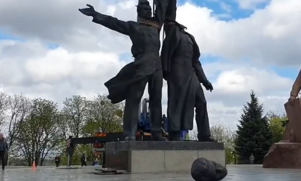 Ucrânia derruba monumento símbolo da amizade entre russos e ucranianos; veja vídeo