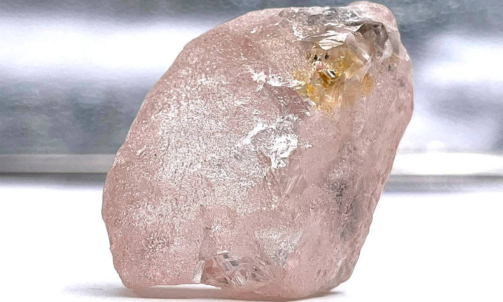 Angolanos encontram raro diamante rosa avaliado como a maior pedra preciosa em 300 anos