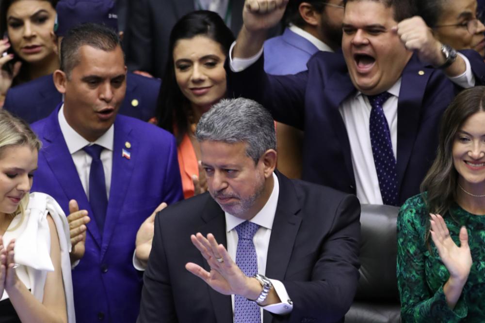 Lira é reeleito para a presidência da Câmara com votação recorde; Pacheco comandará o Senado
