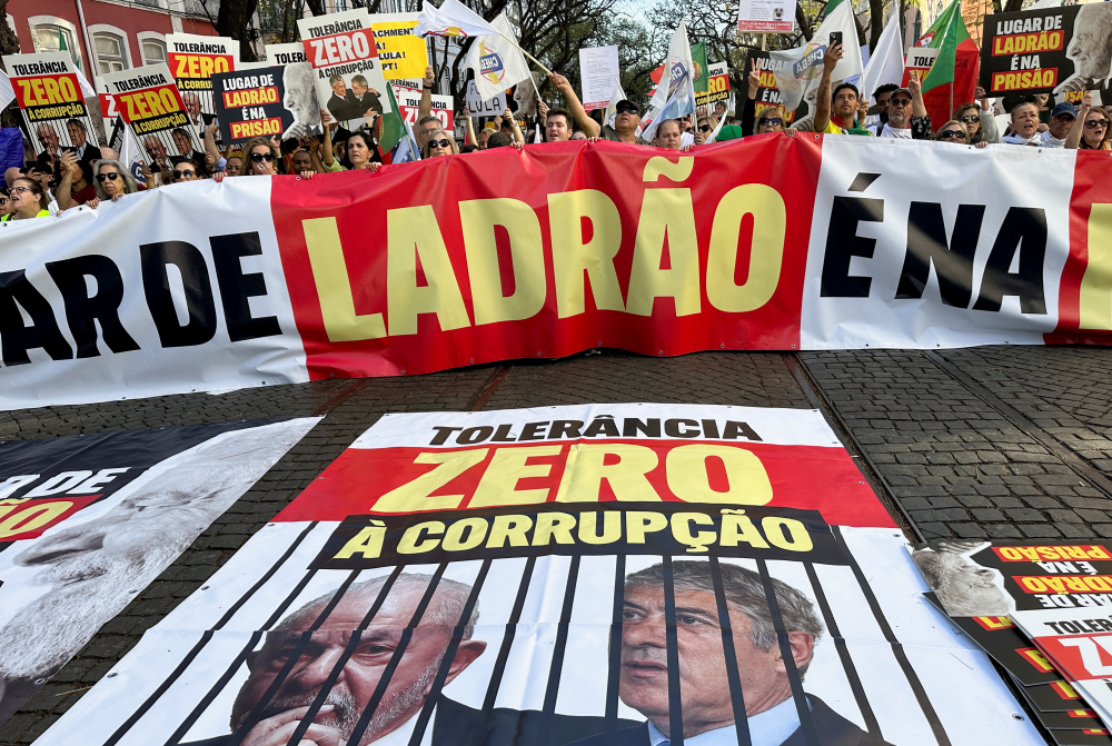 Manifestantes protestam nas ruas de Lisboa contra presença de Lula no Parlamento português