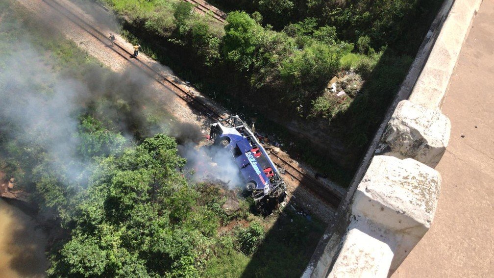Ônibus de turismo cai de viaduto em Minas Gerais e deixa 16 mortos