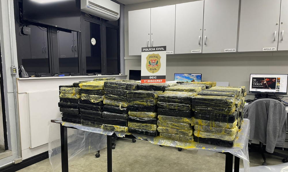 Polícia apreende 300kg de cocaína dentro de tonéis de suco em Santos