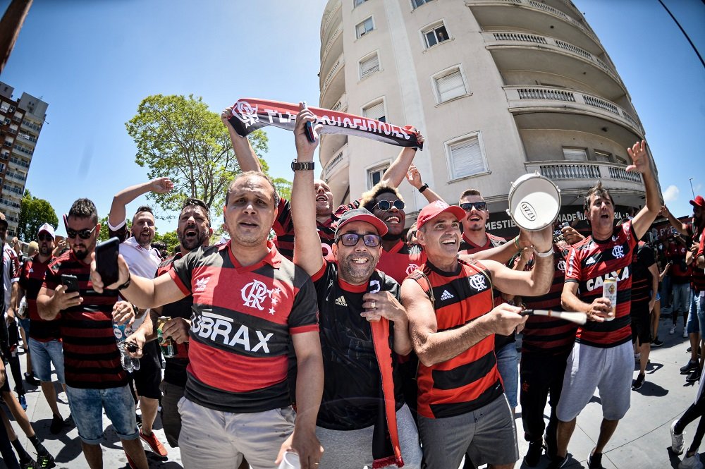 Torcedores de Flamengo e Palmeiras trocam provocações, mas Montevidéu não vê brigas antes da final