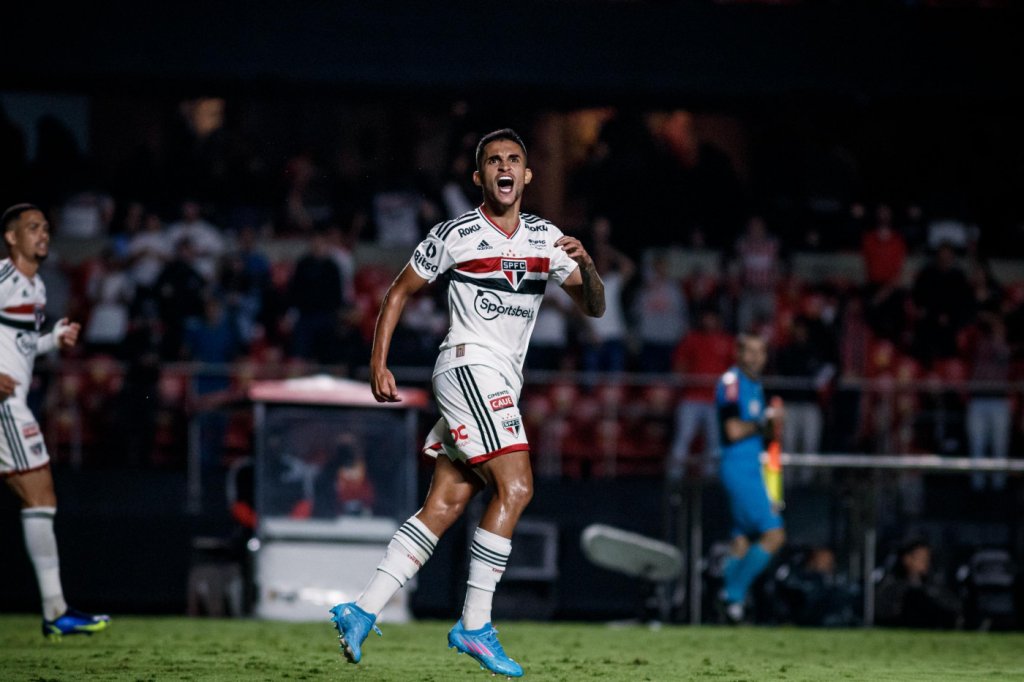 De virada, São Paulo goleia o São Bernardo e está na semifinal do Campeonato Paulista