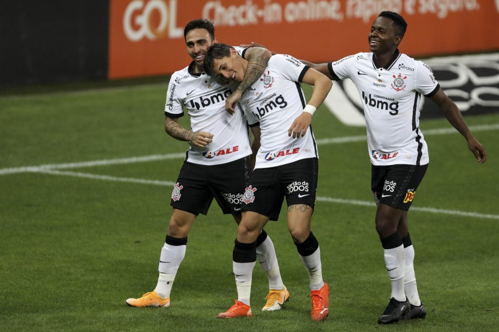 Corinthians vence Sport por 3 a 0 e segue na briga por uma vaga na Libertadores