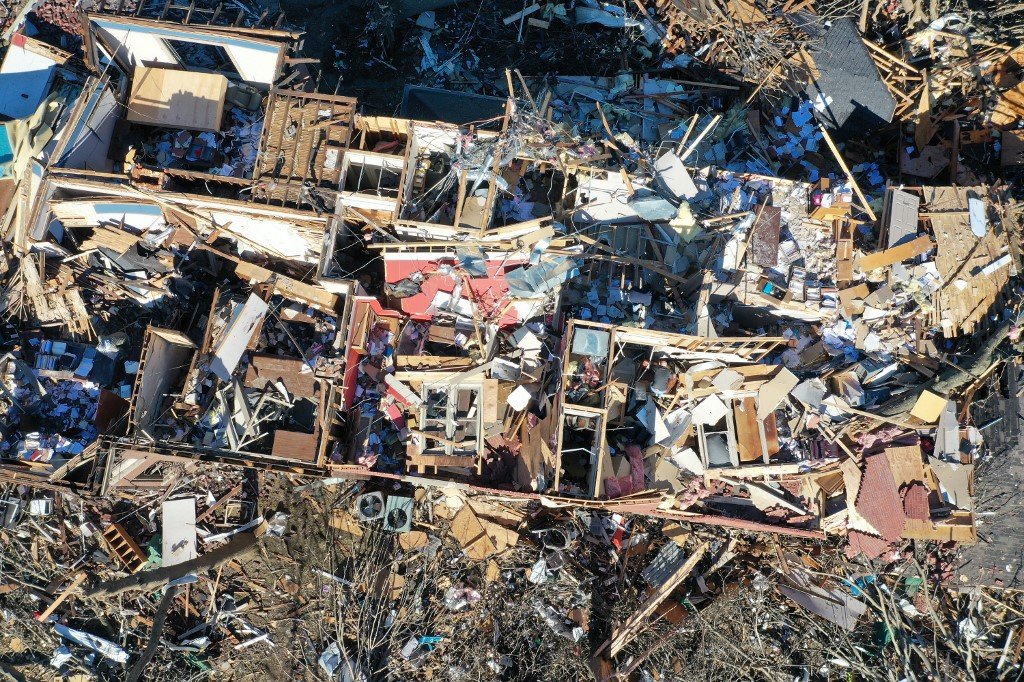 Contagem de mortos em tornados nos Estados Unidos chega a 94