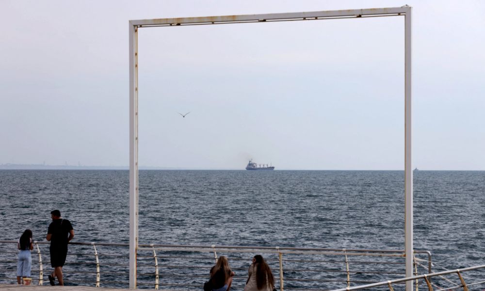 Civis são mortos por objeto não identificado enquanto nadavam no Mar Negro