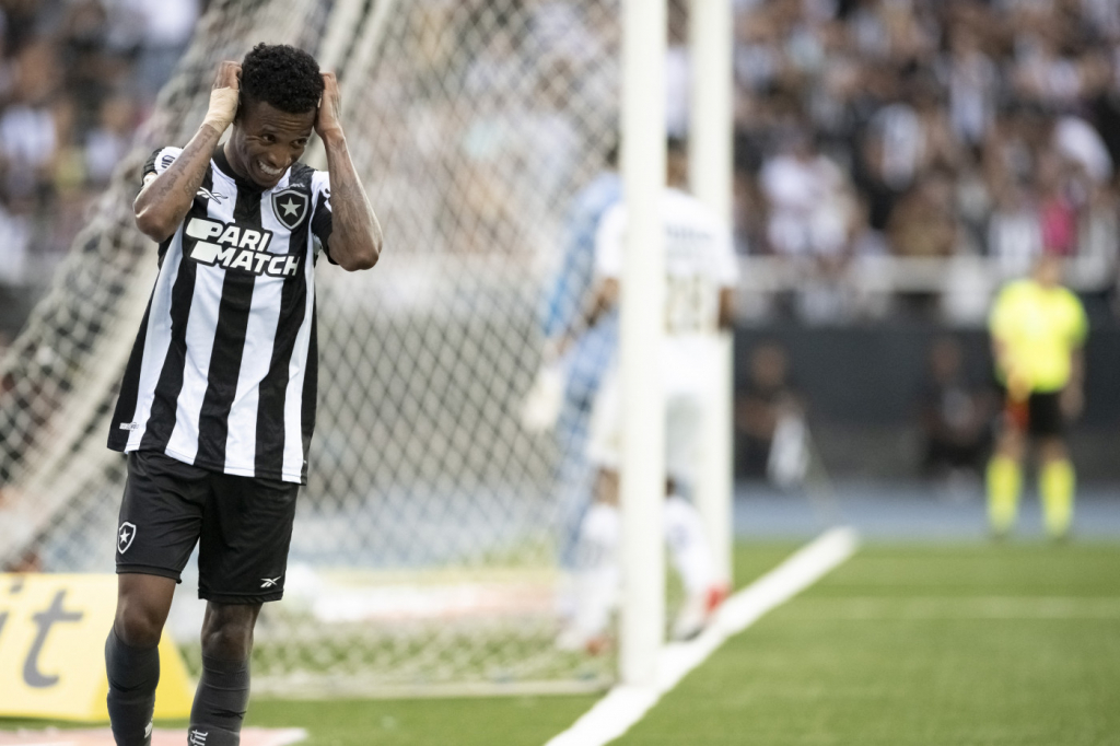 Botafogo revive trauma, leva empate do Santos e chega a oito jogos sem ganhar no Brasileirão