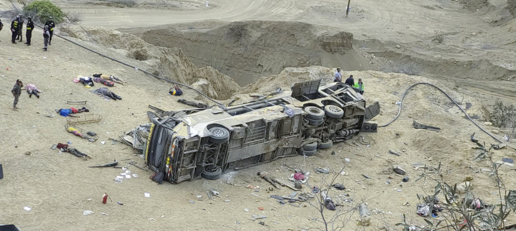 Queda de ônibus no Peru deixa ao menos 24 mortos