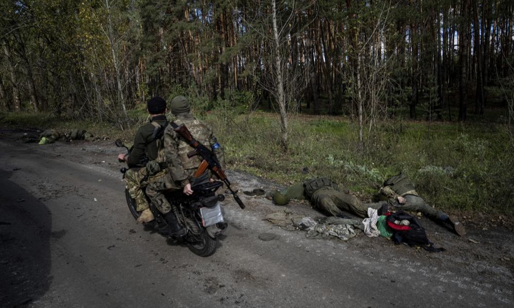 Russos fogem da guerra e deixam corpos de soldados para trás