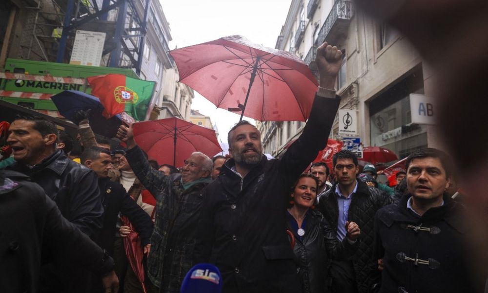 Eleições em Portugal têm apuração acirrada entre coalizão de centro-direita e Partido Socialista