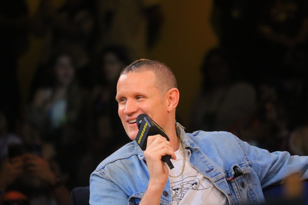 CCXP24: Matt Smith encanta o público e esbanja carisma no Brasil