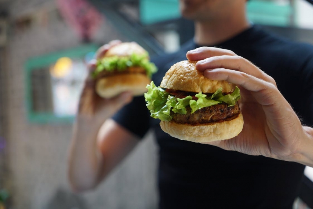 Mulher vence competição nos EUA ao devorar 34 hambúrgueres em 10 minutos