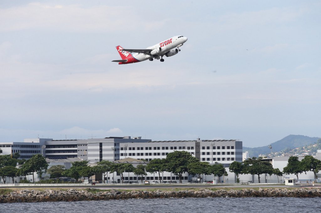 Pista do aeroporto Santos Dumont reabre após derramamento de óleo