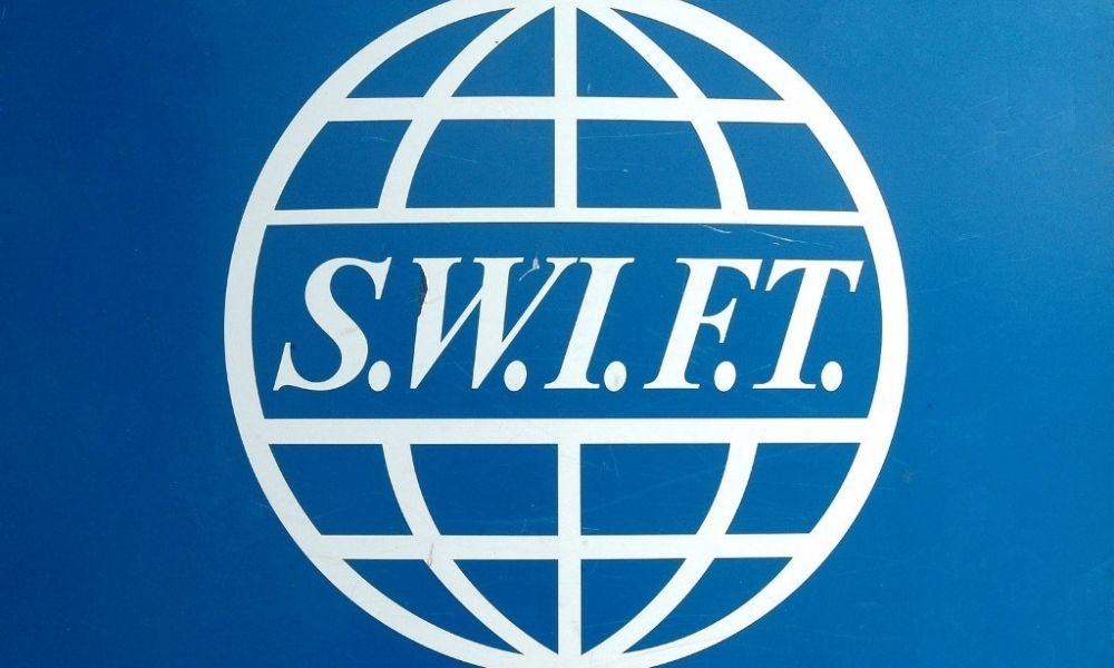 União Europeia exclui sete bancos russos da SWIFT e bloqueia dois veículos de comunicação