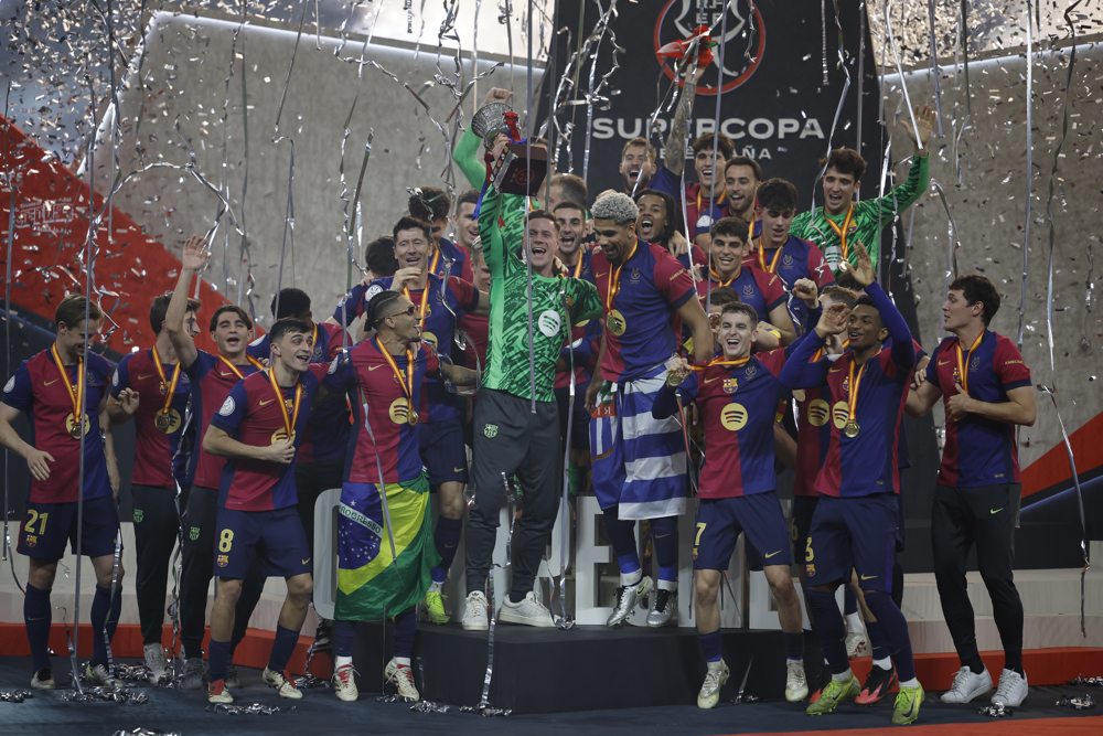 Com show de Raphinha, Barcelona atropela o Real Madrid e conquista a Supercopa da Espanha