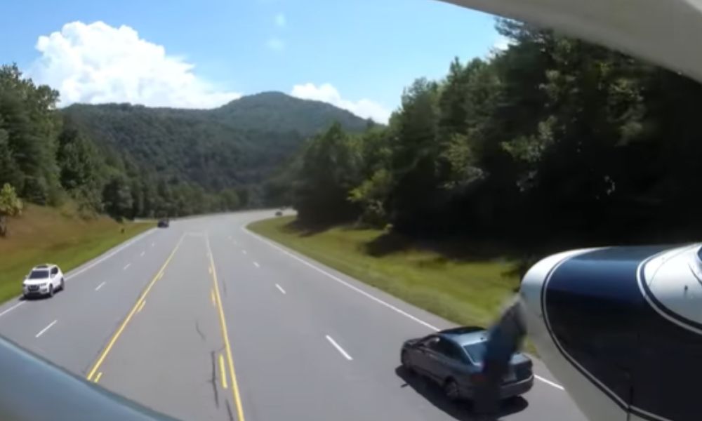Piloto novato faz pouso de emergência em meio a rodovia dos EUA após falhas no avião; veja vídeo