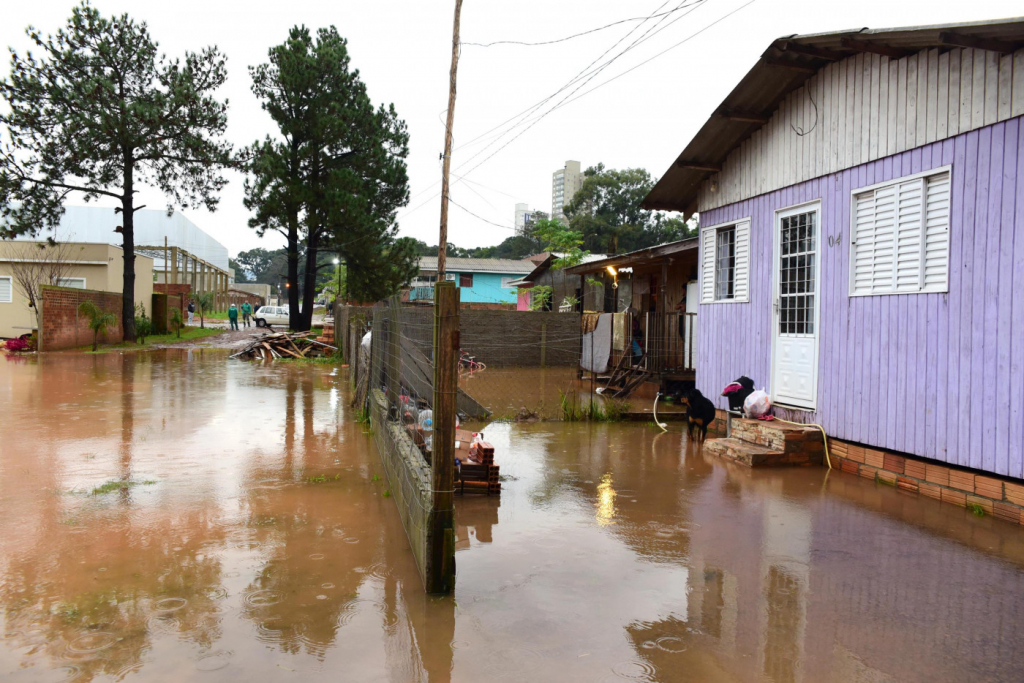 Ciclone coloca Rio Grande do Sul e parte de Santa Catarina em grande perigo, alerta Inmet
