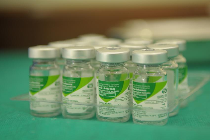 Vacinação contra a gripe começa e pode ajudar a desafogar sistema de saúde na pandemia
