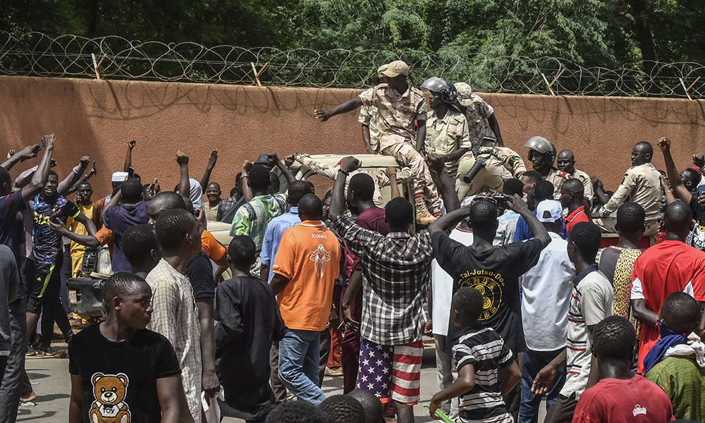 Manifestação pró-golpe no Níger tem gritos em apoio a Putin e contra a França