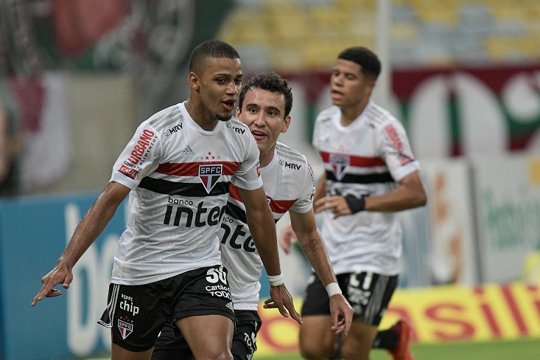 Brenner brilha, São Paulo vence o Fluminense e amplia vantagem na liderança