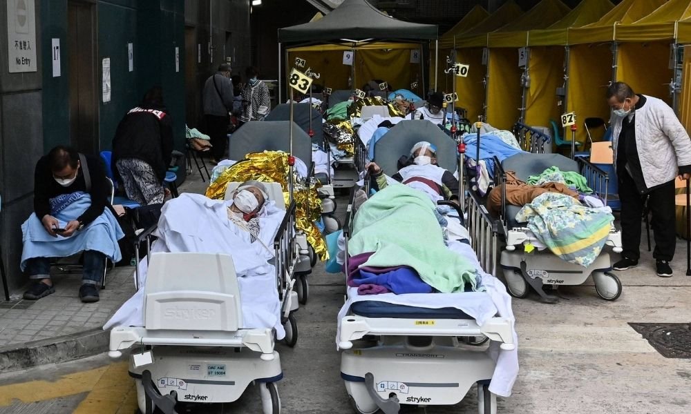Hong Kong atende pacientes com Covid ao ar livre em meio a explosão de casos