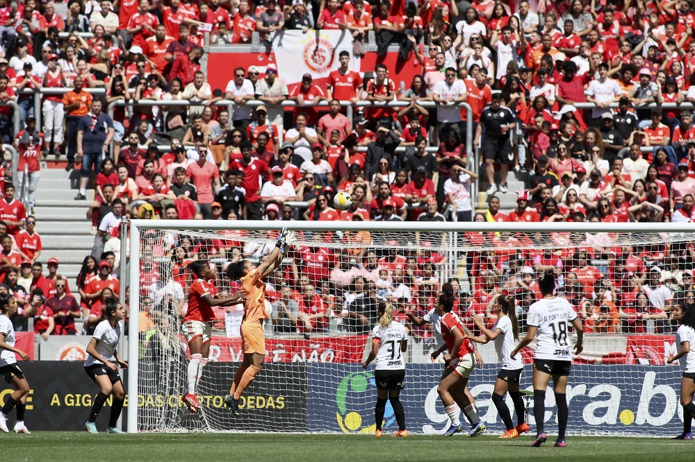 Inter e Corinthians empatam primeira final e Beira-Rio recebe maior público da história do futebol feminino