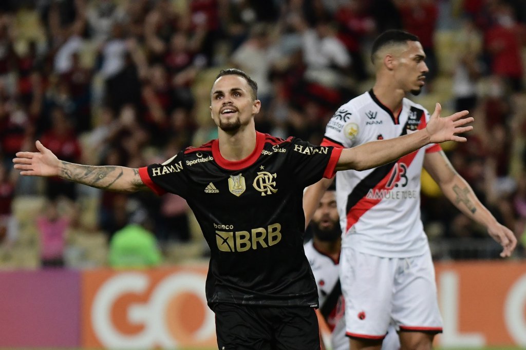 Com Michael inspirado, Flamengo vence o Atlético-GO e reassume vice-liderança do Brasileirão