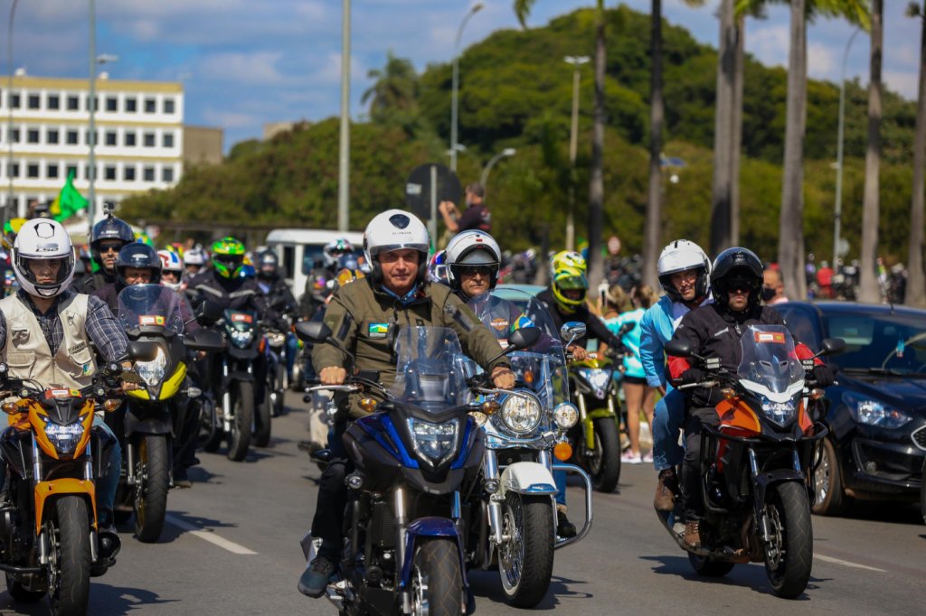 No Dia das Mães, Bolsonaro gera aglomeração com motoqueiros em Brasília